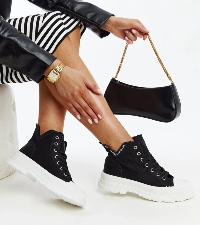 Hohe schwarze Sneaker mit Nura-Einschnitten