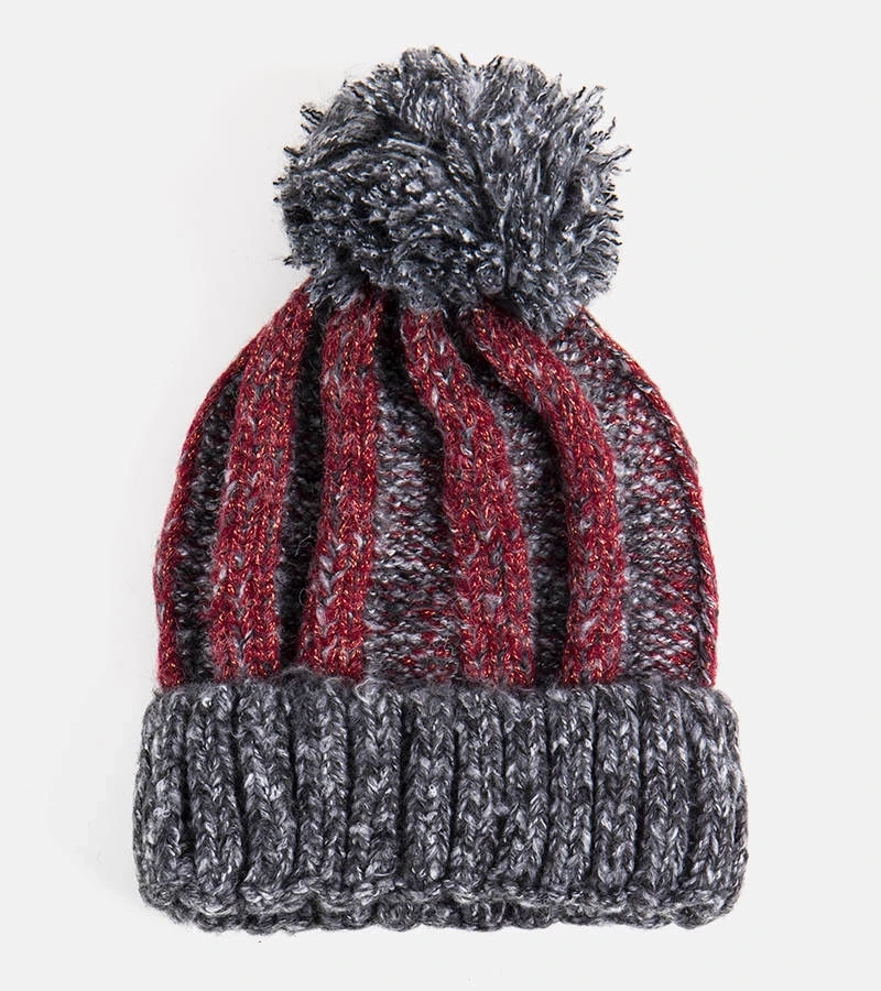 Schwarze Mütze mit Bommel von Cormil