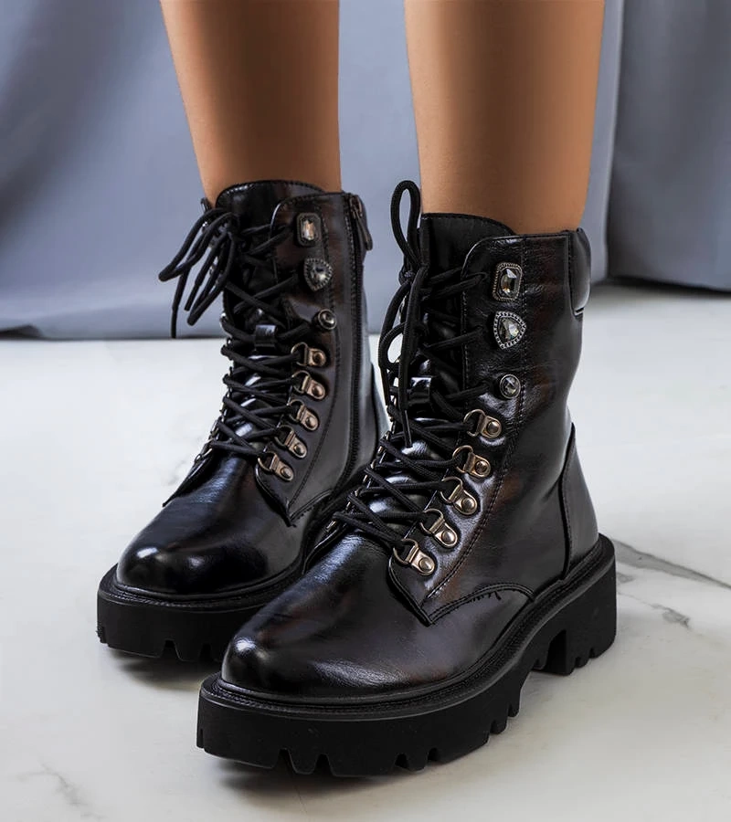 Schwarze Stiefeletten mit Traktorsohle von Delle