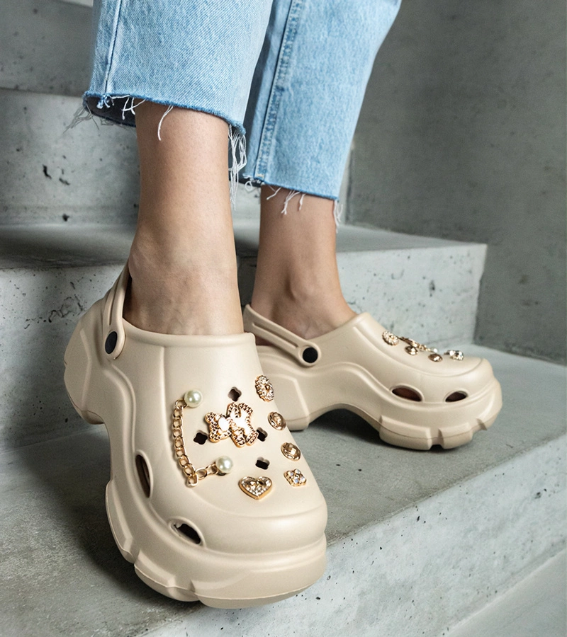 Beige geschlossene Pantoletten auf Plateausohle verziert mit Aria-Ansteckern