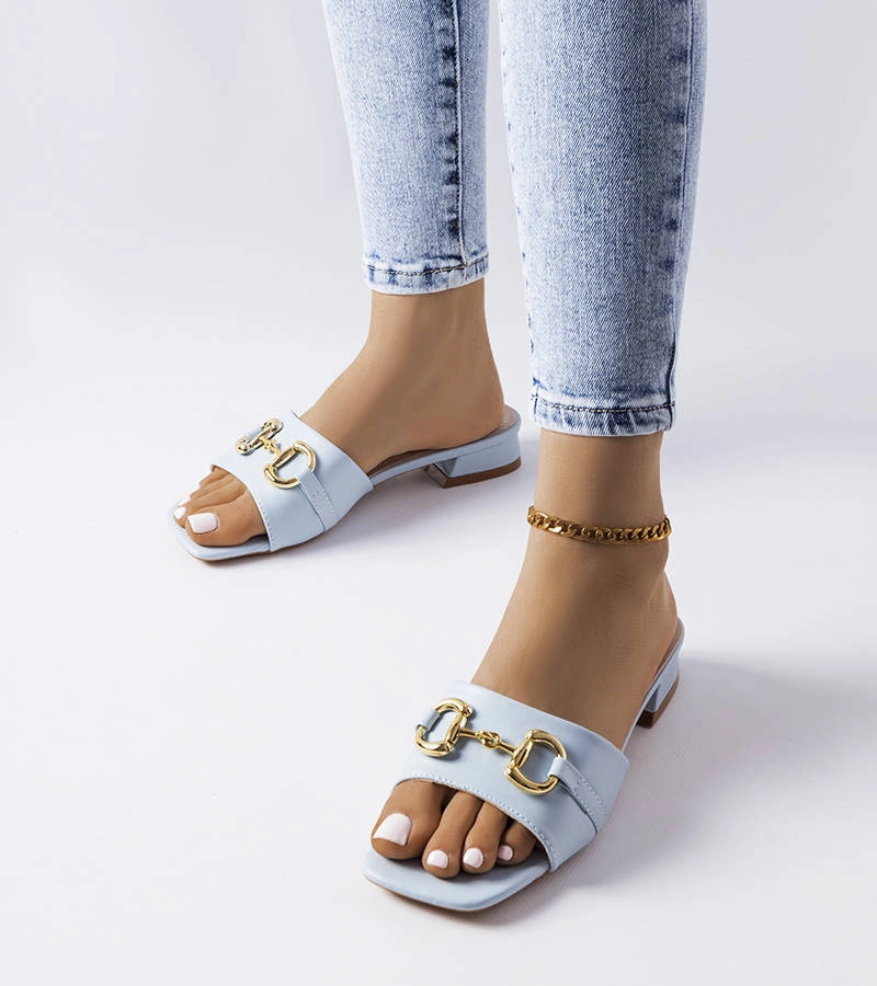 Blaue Pantoletten mit Kettendetail am Absatz von Chabot