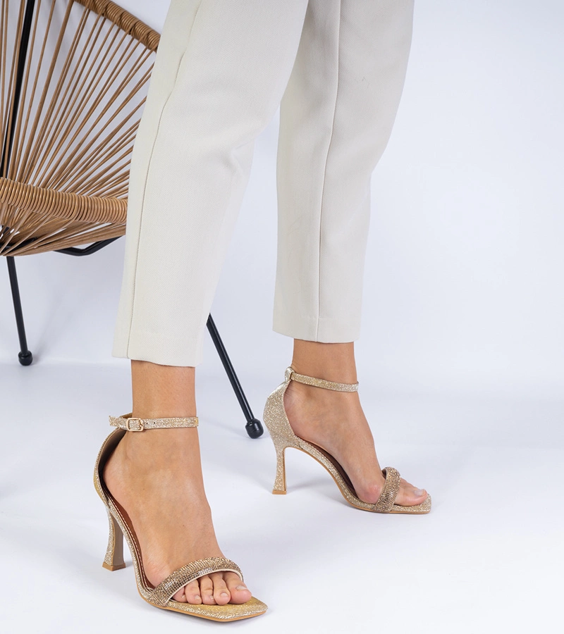 Goldene elegante Sandalen mit Absatz verziert mit Strasssteinen Tarlina