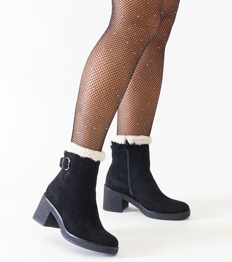 Czarne botki na słupku ozdobione futerkiem eko-zamsz Amtula po niemiecku to:
**Schwarze Stiefeletten mit Blockabsatz, verziert mit Kunstfell aus Veloursleder Amtula.**