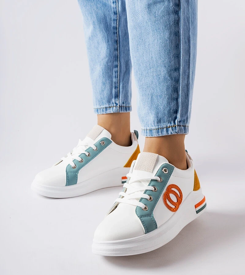Weiße Sneakers mit bunten Einsätzen von Passaic