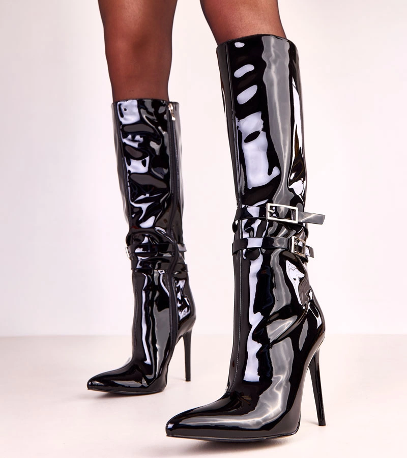 Schwarze Lackstiefel mit dekorativer Schnalle Asheris