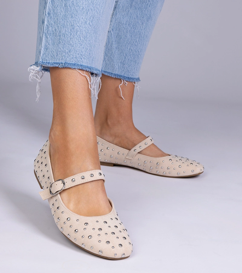 Beigefarbene Ballerinas mit Nieten und Schnalle Salos
