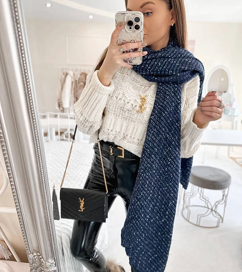 Gepunkteter marineblauer Schal von Khalil