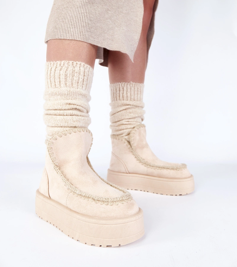 Hellbeige Schneestiefel auf Plateausohle mit dekorativer Stickerei Alwena