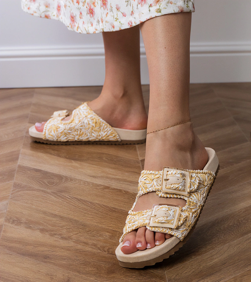 Beige gehäkelte Pantoletten mit Schnallen an den Riemen Firada