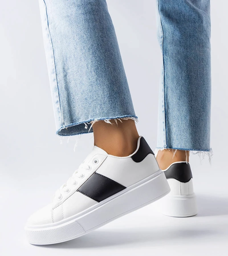 Weiße Sneakers mit schwarzem Streifen von Aurélie