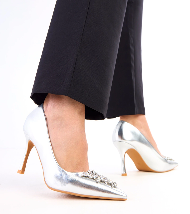 Silberne lackierte Stilettos verziert mit Strasssteinen Almana