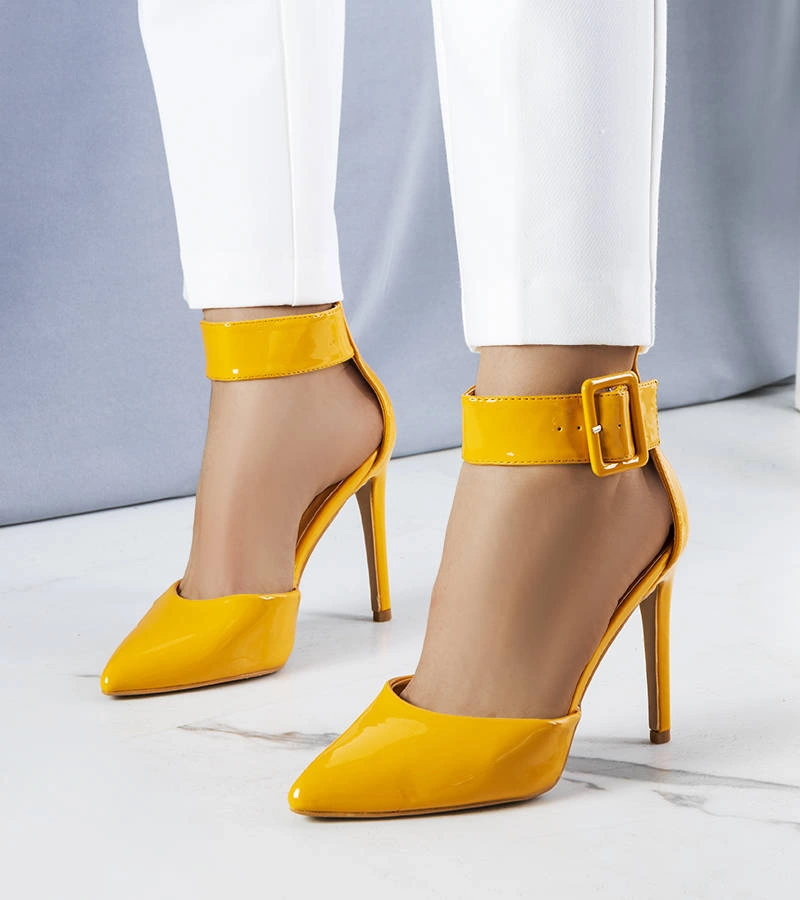 Orangefarbene lackierte Stilettos von Sonya