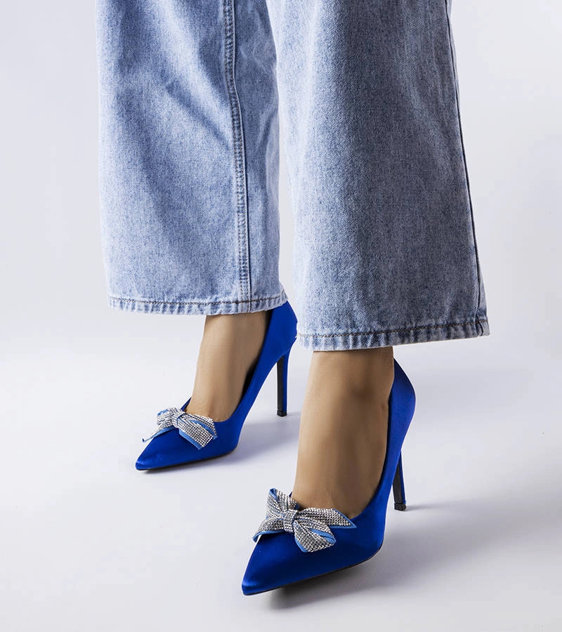 Blaue Stilettos mit Satin-Finish und Mia-Schleife