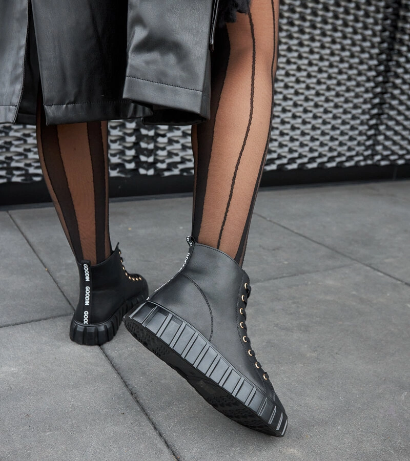 Schwarze lange Leder-Sneaker von Carassai