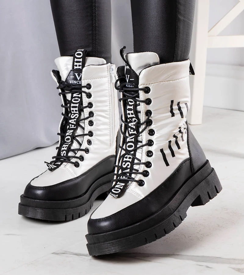 Sarais silberne Schneestiefel