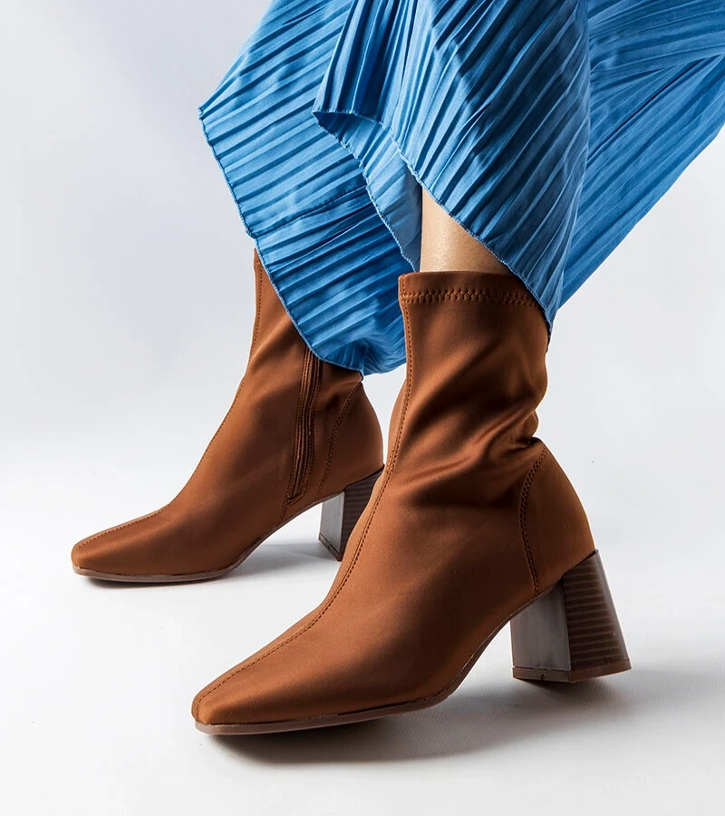 Braune Satin-Stiefeletten mit Blockabsatz von Laforgen