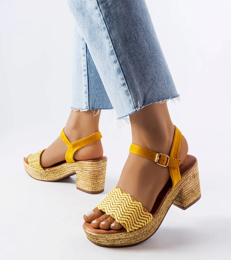 Gelbe Sandaletten auf dem Portlander Pfosten