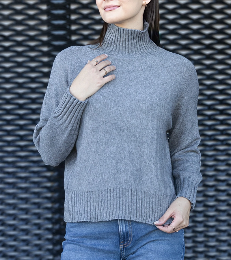 Szary golf o luźnym kroju Lukana przetłumaczone na język niemiecki to: **"Grauer lockerer Rollkragenpullover von Lukana."**