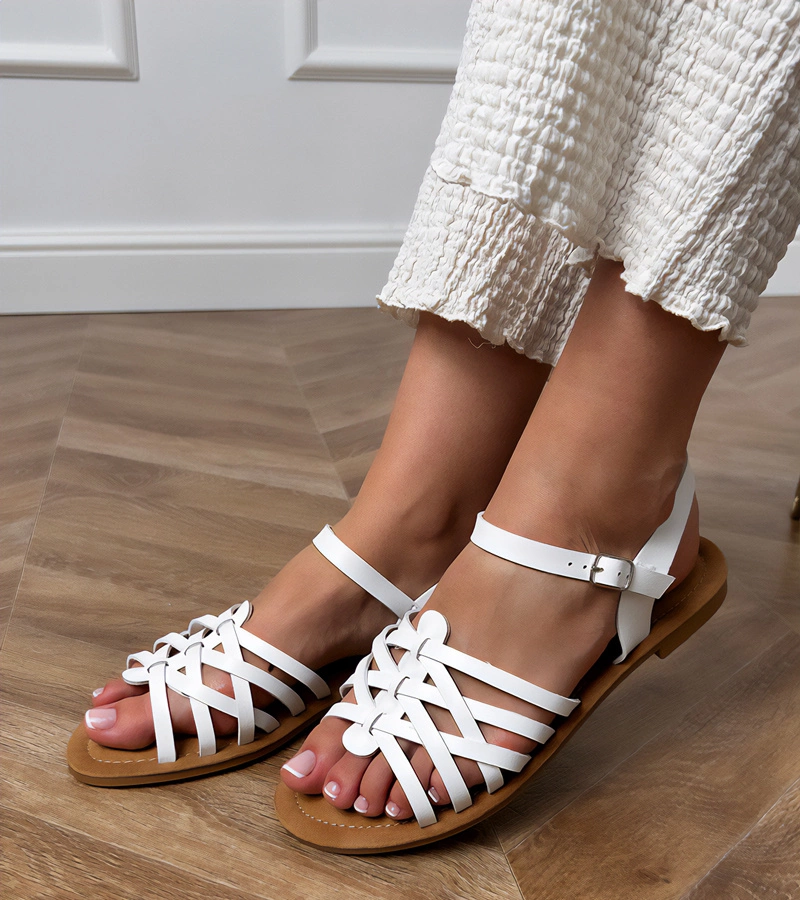 Weiße geflochtene Sandalen auf flacher Sohle Selvira