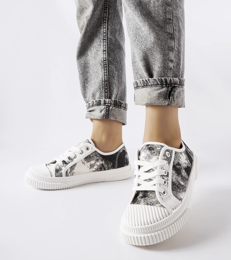 Schwarze Sneaker mit Wascheffekt von Clavet