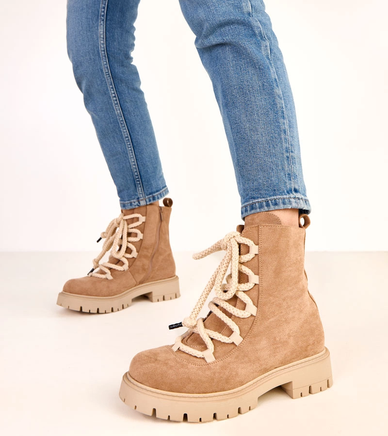 Beige Stiefeletten mit dekorativer Schnürung Gabria