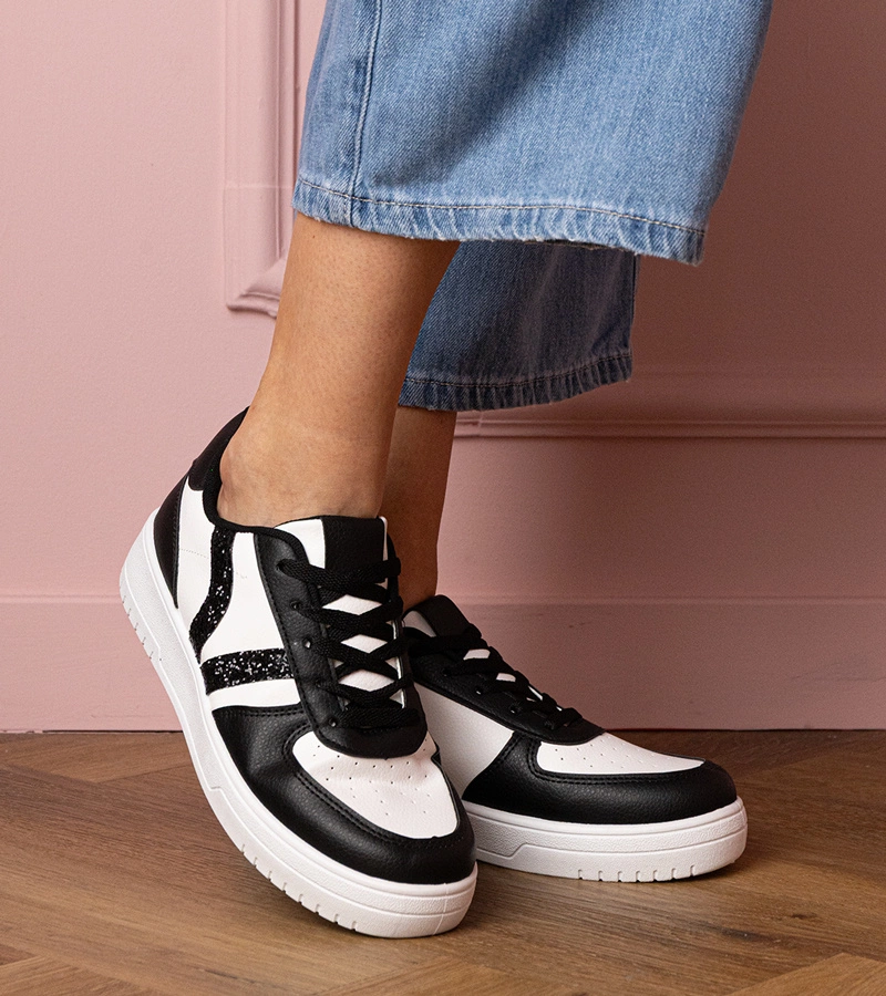 Schwarze Sneaker Turnschuhe verziert mit Glitzer Blona