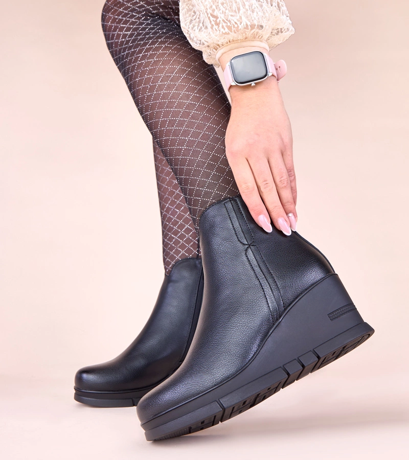 Schwarze Keilabsatzstiefeletten Adala