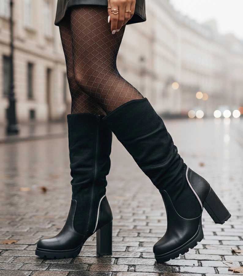 Schwarze Stiefeletten mit Blockabsatz verziert mit Strasssteinen Simreta