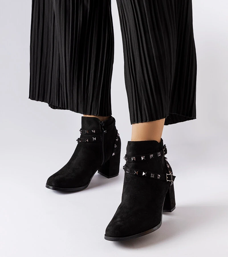 Schwarze Stiefeletten mit Absatz und Nieten Irma