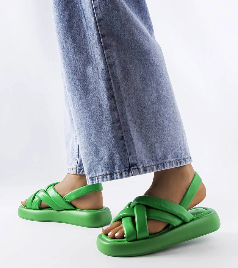 Grüne Pantoletten auf der Primeau-Plattform