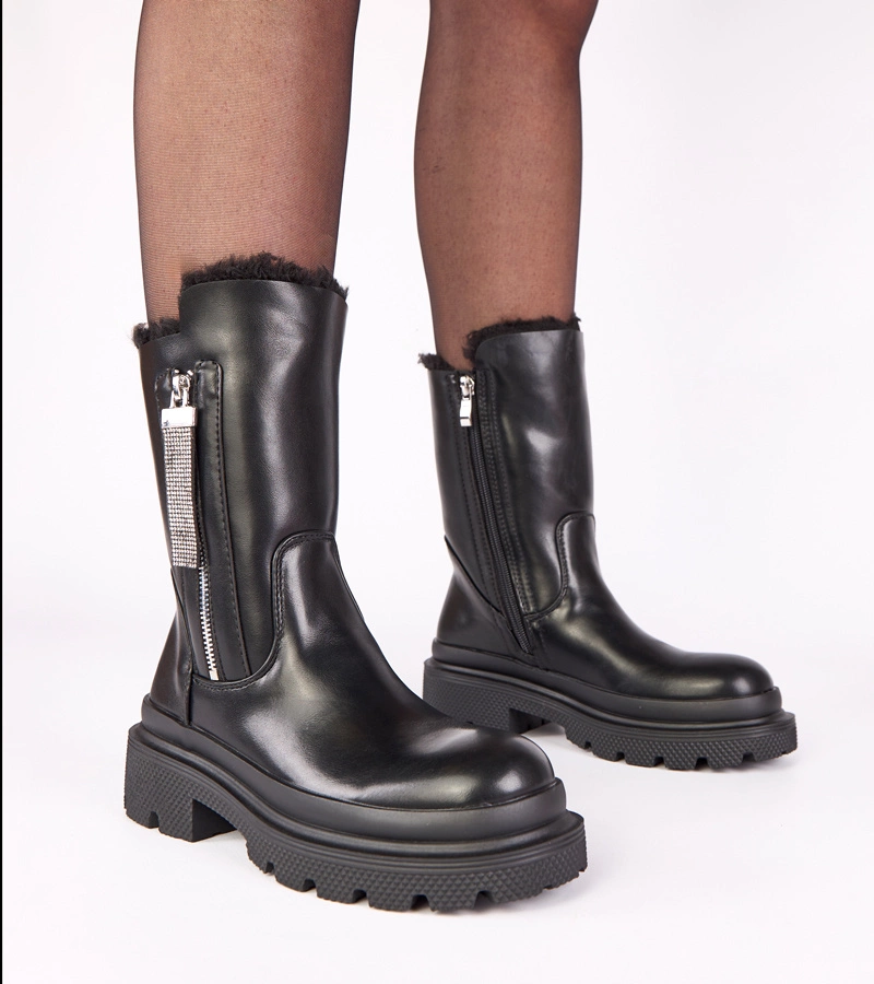 Schwarze Stiefeletten mit Plateausohle und dekorativem Reißverschluss mit Strasssteinen Asta