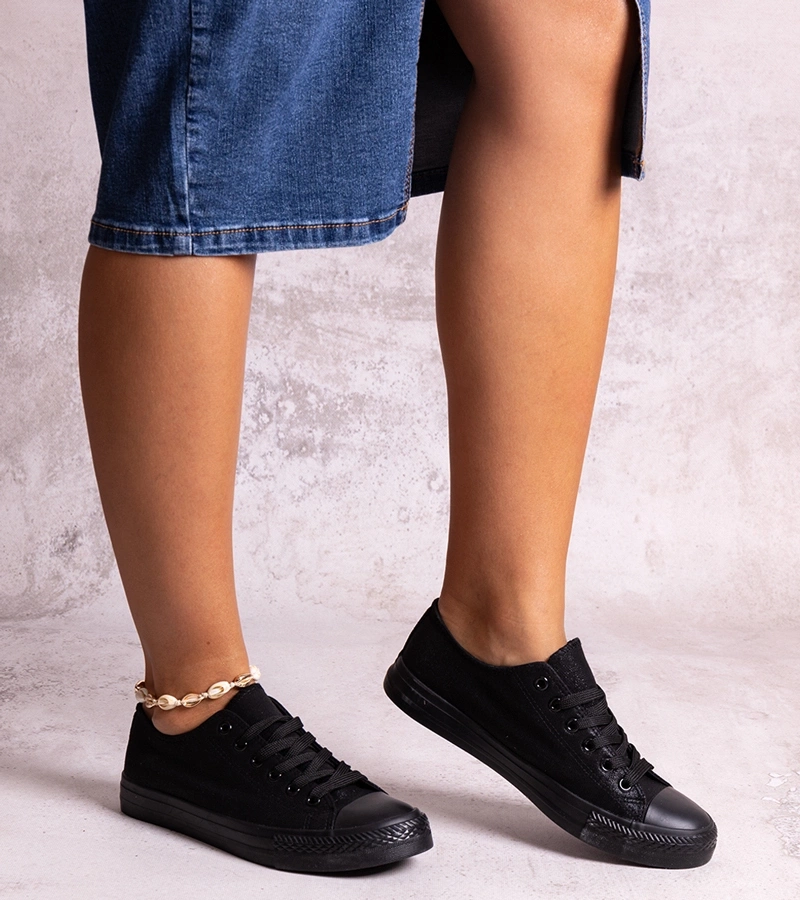 Schwarze glänzende Sneaker von Rashidah