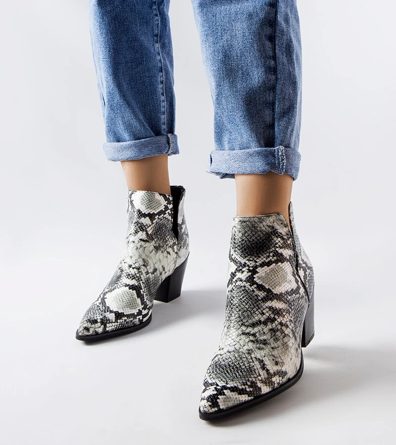 Weiße kurze Cowboy-Stiefel mit Schlangenhautimitation Iga