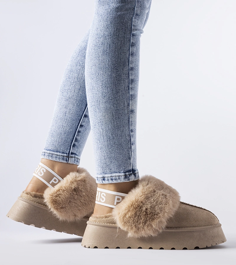 Beige gefütterte Hausschuhe mit Gummiband und Sangro-Fell