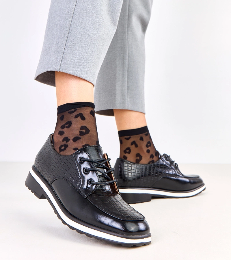 Schwarze Halbschuhe mit Prägung und quadratischer Spitze Kerawa