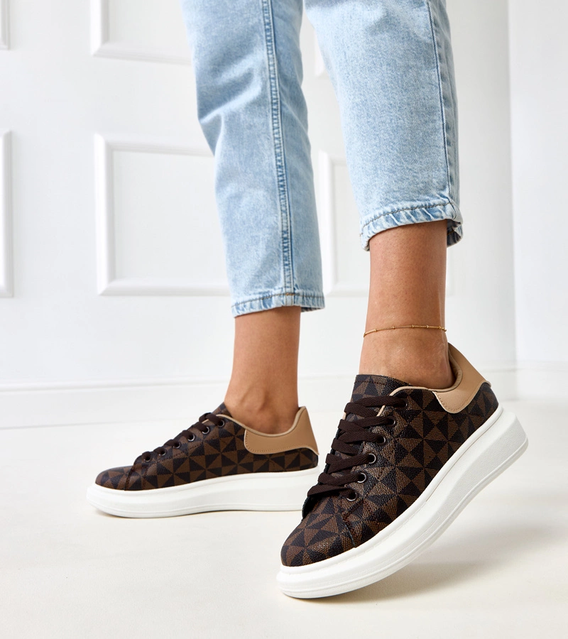 Braune Sneakers auf Plateausohle mit geometrischem Muster Wenn