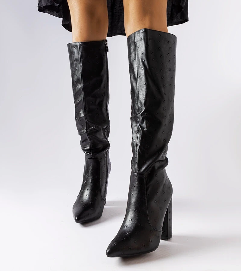 Schwarze Stiefel mit Prägung auf dem Absatz von Delfina