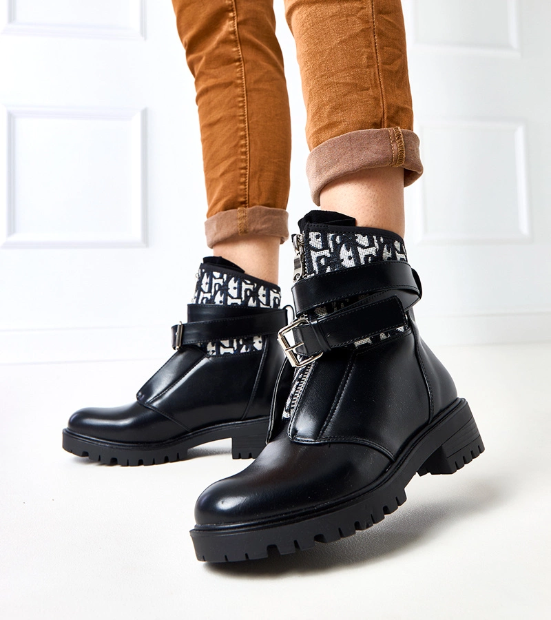 Schwarze Stiefeletten mit dekorativer Stickerei von Valditacca