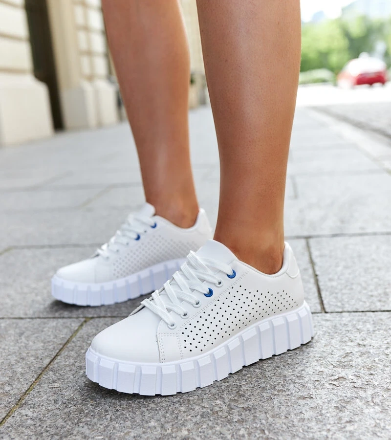 Weiße Sneakers mit massiver Sohle Nesibe