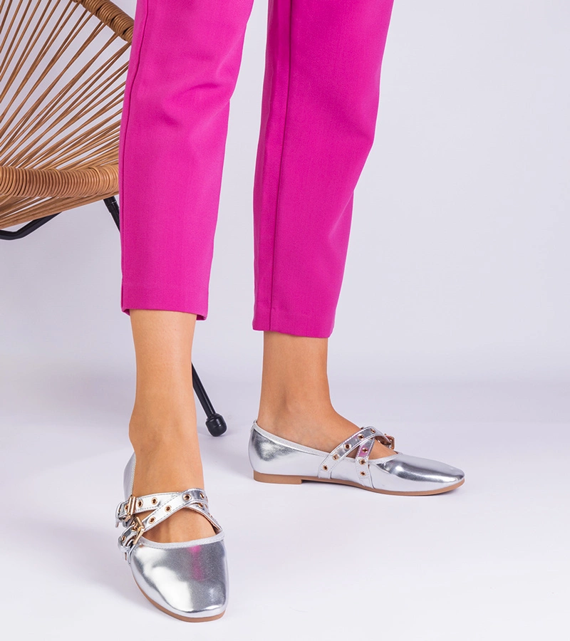 Silberne Ballerinas aus Kunstleder verziert mit Schnallen Emmarino