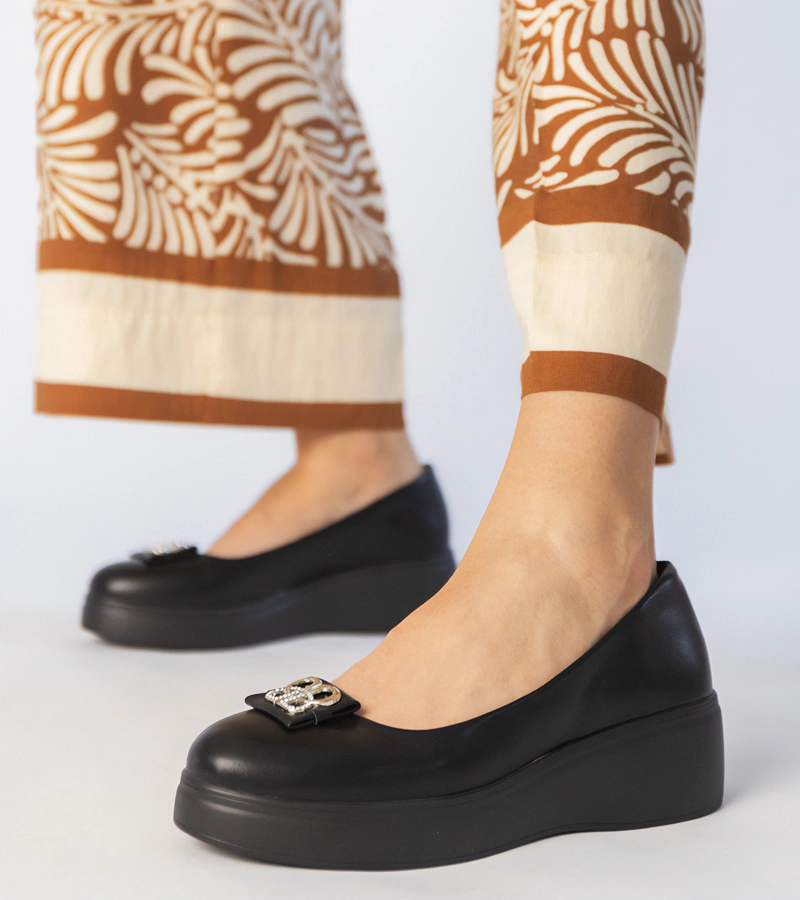 Schwarze Halbschuhe auf Plateausohle mit Ziersteinverzierung Patos