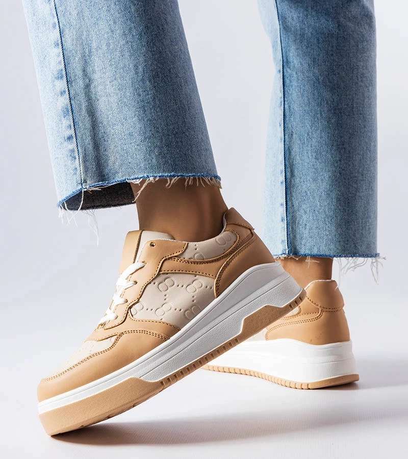 Beigefarbene Sneakers, verziert mit Prägungen von Paré