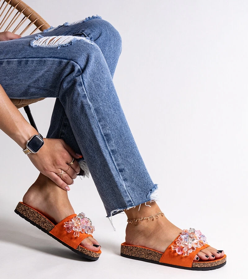 Orangefarbene Flip-Flops, verziert mit Negistina-Steinen