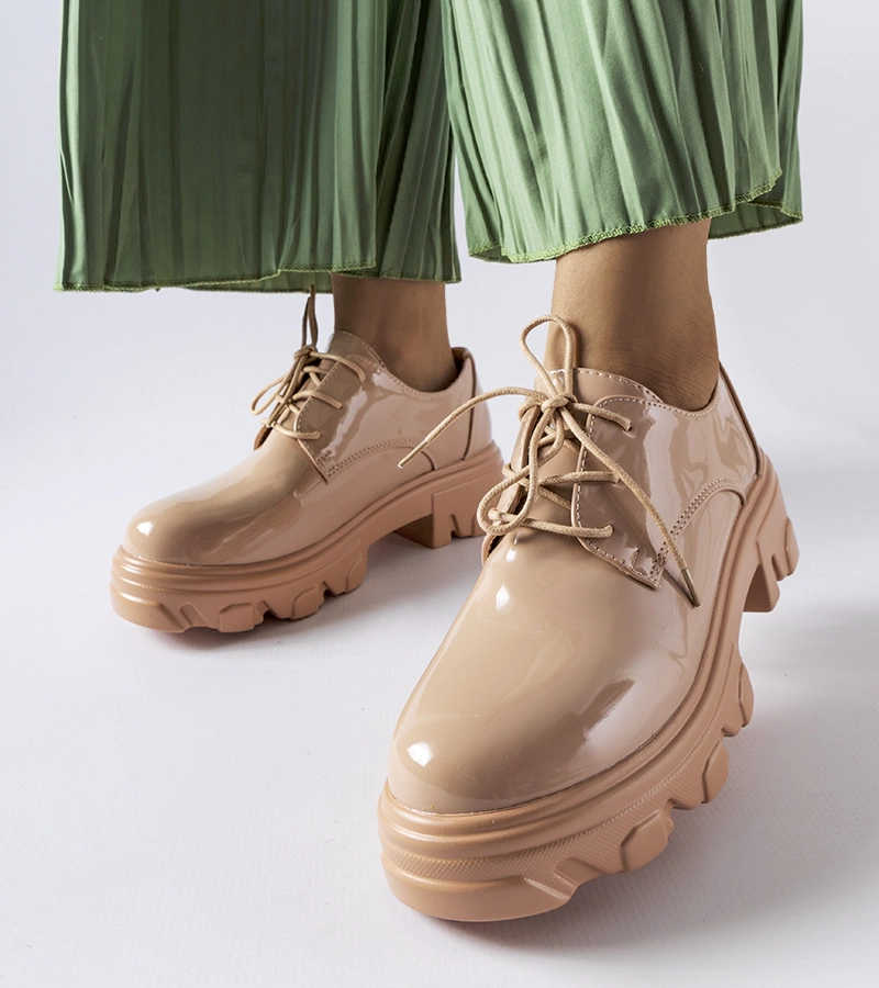 Beige lackierte Kelly-Halbschuhe