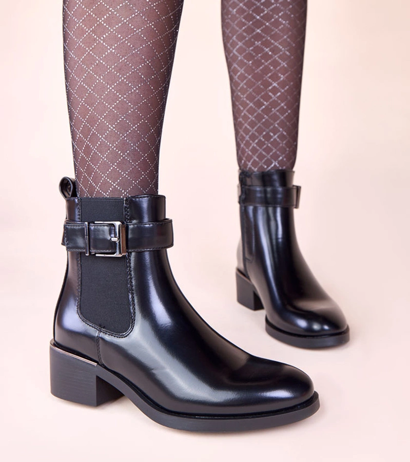 Schwarze elegante Lackstiefeletten auf niedrigem Absatz Igala