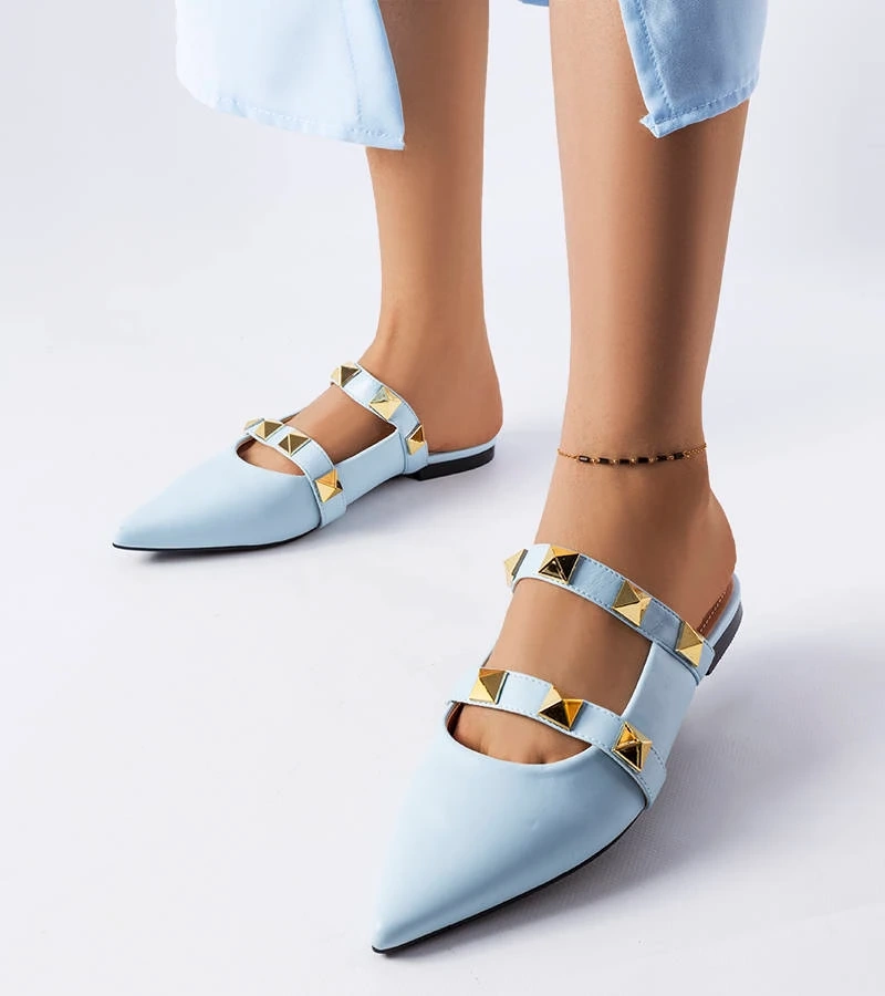 Blaue Ruckman-Pantoletten mit Nieten