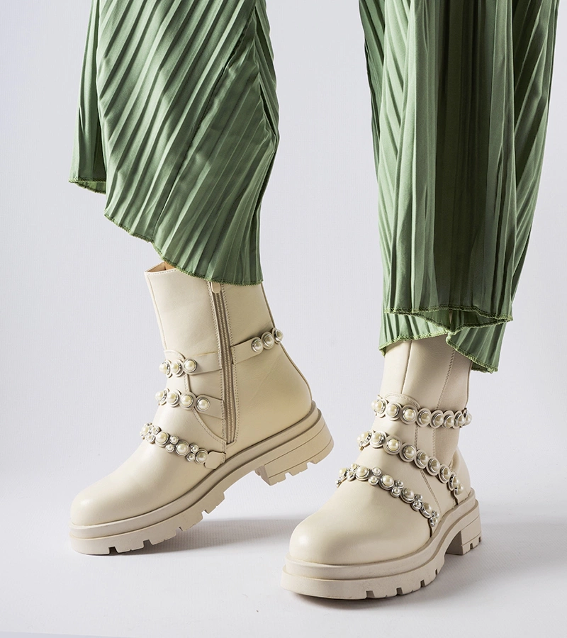 Beige Stiefeletten mit Perlenverzierung von Callicratide