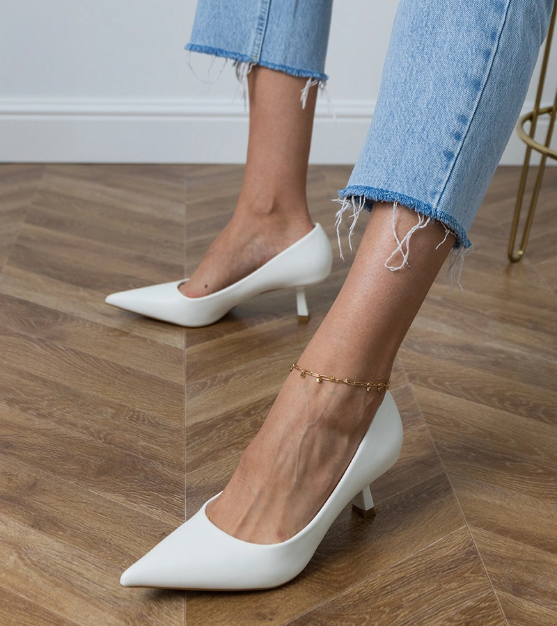 Weiße klassische Pumps mit niedrigem Absatz Jutas