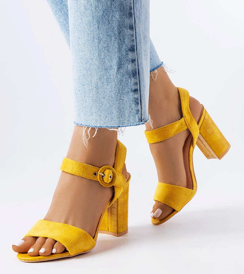 Żółte czółenka na słupku z motywem skóry wężą Dolores