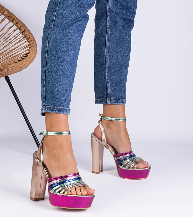 Mehrfarbige massive Sandalen mit Blockabsatz Veransa